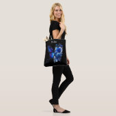 Blauw op zwart bloemenvlinder gepersonaliseerd tote bag (Op model)
