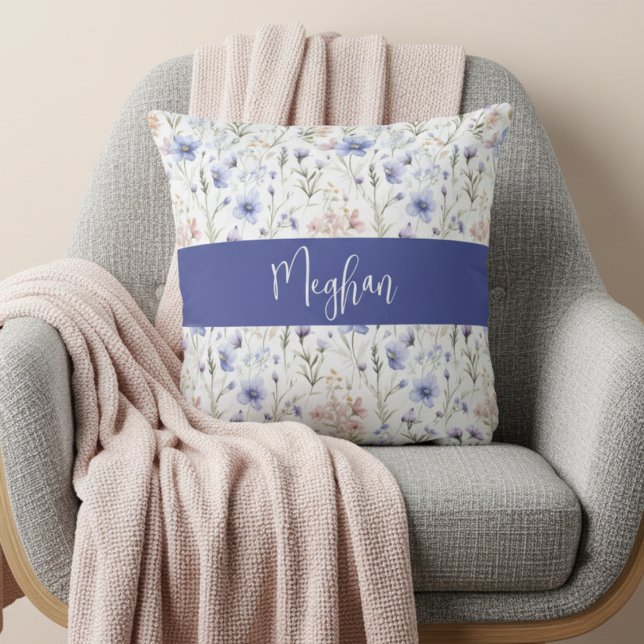 Blauw Paarse Aquarel Wilde Bloem Naam Monogram Kussen (Creator heeft geüpload)
