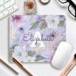 Blauw paarse  florale waterverf monogram muismat<br><div class="desc">Witte, paarse en blauwe waterverf bloemen bedekken gouden script op een prachtige, zachte periwinkle paars blauw, gouden bedekte achtergrond op dit prachtige, romantische, bloemige monogram en naam mousepad. Maakt een stijlvolle en stijlvolle verklaring telkens als u het gebruikt. Maakt een groot geschenk voor jezelf of iemand speciaal! Typ alleen de...</div>