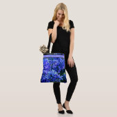 Blauw paarse lilassen romantisch blauw bloemenfoto tote bag (Op model)