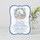 Blauw paashaas roze bloemenkrans 1e verjaardag kaart (Staand voorkant)