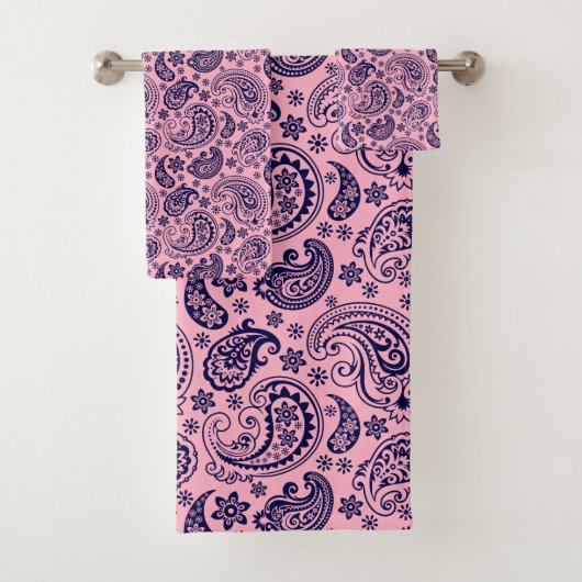 Blauw  paisley op roze achtergrond bad handdoek (Insitu)