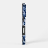 Blauw Parisian Blue Toile stof met patroon iPhone 16 Hoesje (Rechterkant)