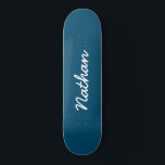 Blauw  persoonlijk skateboard<br><div class="desc">Blauw  skateboard. Een elegant,  zwart,  trendy skateboard. Pas je eigen naam aan. Maak een leuk cadeau voor jezelf of een verjaardagscadeau voor iemand van wie je houdt.</div>