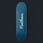 Blauw  persoonlijk skateboard<br><div class="desc">Blauw  skateboard. Een elegant,  zwart,  trendy skateboard. Pas je eigen naam aan. Maak een leuk cadeau voor jezelf of een verjaardagscadeau voor iemand van wie je houdt.</div>