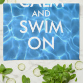 Blauw poolwater kalm houden en draaien aan theedoek (Gevouwen)