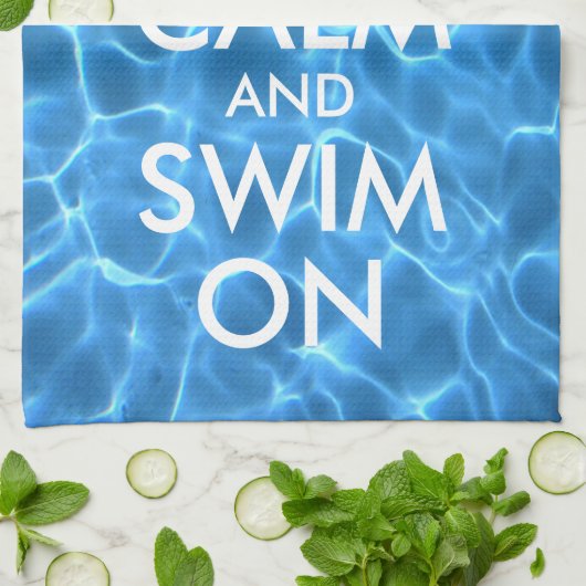 Blauw poolwater kalm houden en draaien aan theedoek (Gevouwen)