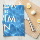 Blauw poolwater kalm houden en draaien aan theedoek (Quarter Fold)