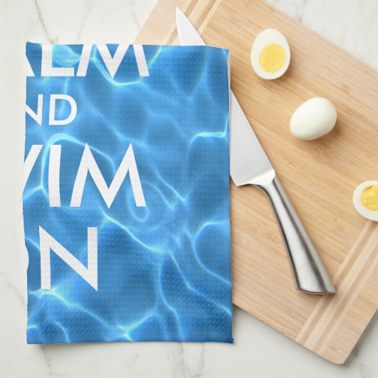 Blauw poolwater kalm houden en draaien aan theedoek (Quarter Fold)