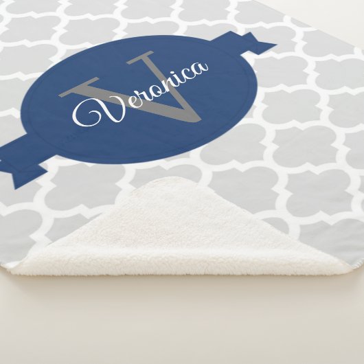 Blauw quatrefoil gepersonaliseerd monogram sherpa deken (3/4)