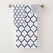 Blauw quatrefoil patroon op wit bad handdoek (Insitu)