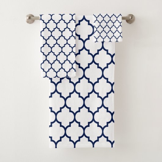 Blauw quatrefoil patroon op wit bad handdoek (Insitu)
