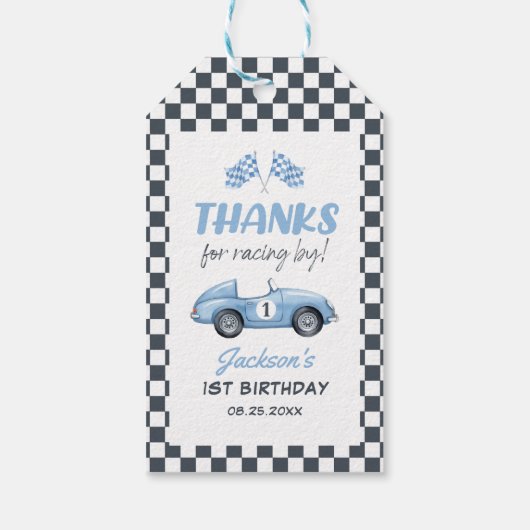 Blauw raceautootje jongen 1e verjaardag cadeaulabel (Achterkant)