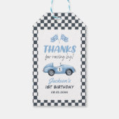 Blauw raceautothema 1e verjaardag jongen cadeaulabel (Achterkant)