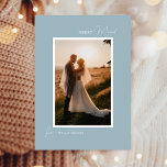 Blauw Retro Boho Minimalistisch Merry Married Port Feestdagenkaart<br><div class="desc">Deze Blue Retro Boho Minimalist Merry Married Portrait Holiday Kaart ontwerp heeft een zacht en koel decor van stoffig blauw met een elegante koppeling van eenvoudige typografie en delicate script met de groeten van het seizoen van "Merry Married". Deze mooie minimale stijl is een perfect gepolijste esthetiek voor uw dierbaren...</div>