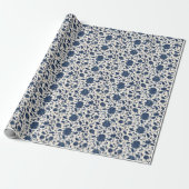 Blauw/Romig Wit  Draaiend Bloempatroon Cadeaupapier (Uitgerold)