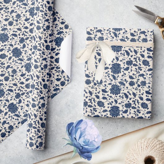 Blauw/Romig Wit  Draaiend Bloempatroon Cadeaupapier