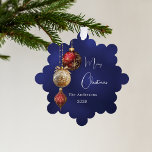 Blauw rood witte kerstballen ornament kaart<br><div class="desc">Een marineblauwe,  ongelijke gekleurde achtergrond. Versierd met rode en gouden ballen en wat groen en een dennenappel. Personaliseer en voeg jouw naam toe,  jaar. Tekst: Vrolijk kerstfeest</div>