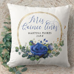 Blauw Roos en Eucalyptus Mis Quince Anos Custom Kussen<br><div class="desc">Blauw Roos en Eucalyptus Quinceanera kussen, gekarteld met Mis Quince Años in elegante kalligrafie. Het ontwerp bevat rozen bloemen, eucalyptusbladeren en groen. De florale opstelling wordt ingesteld in een goud geometrisch cirkelvormig lijst. Als je producten wilt aanpassen, surf dan naar mijn collectie of stuur me een bericht om de sjablonen...</div>