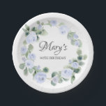 Blauw Roos Eucalyptus 90th Birthday Papieren Bordje<br><div class="desc">Zeer  blauw roos florale kreet omringt de naam en de verjaardag van de verjaardagsfeestdag. De blauwe rozen worden in zachte,  groene eucalyptusbladeren gesneden. De naam van de beroemde wordt geschreven in een vrouwelijk manuscript om het zeer speciaal te maken.</div>