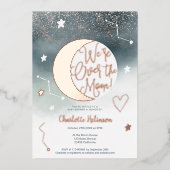 Blauw roos goudglitter over het maan baby shower folie uitnodiging (Voorkant)