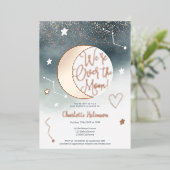 Blauw roos goudglitter over het maan baby shower folie uitnodiging (Staand Voorkant)