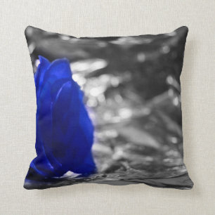 Blauw Roos op linker Zilverachtergrond Kussen