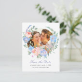 Blauw Roze Bloemenkrans Bruiloft Save the Date Aankondigingskaart (Staand voorkant)