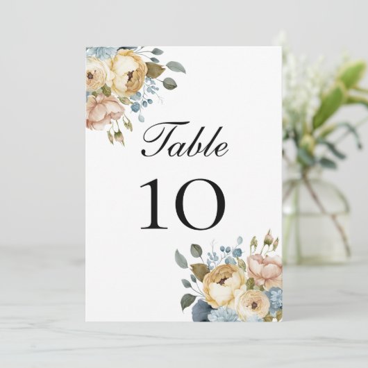 Blauw Roze Crème Bloemige Trouwtafel Nummerkaarten (Staand voorkant)