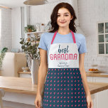 Blauw roze hartsatroon Beste oma Moederdag Schort<br><div class="desc">Cute Blue Pink Heart Pattern Best Grandma's Day Schort. Met de hand getekende roze harten met witte stippen op een donkerblauwe achtergrond en moderne typografie. Voeg je namen toe. Je kunt de oma veranderen in nana,  gram,  oma...  Schort voor een grootmoeder voor een verjaardag,  Moederdag of Kerstmis.</div>