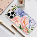 Blauw Roze Hortensia Pioen Lente Bloem Bloemstuk Case-Mate iPhone 14 Pro Max Hoesje<br><div class="desc">Geef de stijl van je telefoon een boost met onze Waterverf Blauw Roze Hortensia Bloemen Hoes. Versierd met een pastelpalet van blauwe hortensia,  roze pioen en roos,  brengt deze hoes de schoonheid van de lente waar je ook gaat</div>