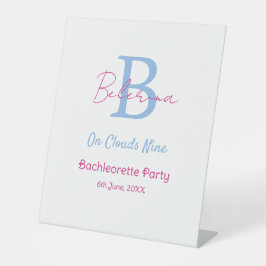 blauw roze op wolken negen monogram vrijgezellenfe reclamebord met voetstuk