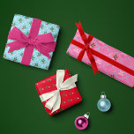 Blauw Roze Scallop Tegel Holly Branch Christmas Inpakpapier Vel<br><div class="desc">Wikkel je kerstcadeaus dit seizoen in charmante grootse millennial-stijl met behulp van deze drie inpakpapieren vellen met een coördinerend collectie van patronen. Een blad heeft bewerkbare aangepaste begroeting en naamtekst in het patroon van geschulpte hemelsblauwe bogen met feestelijke geïllustreerde hulsttakjes op een felroze snoepjes achtergrond. Een ander vel wrap heeft...</div>