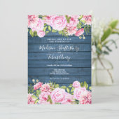 Blauw rustiek hout roze bloemen bruiloft uitnodigi kaart (Staand voorkant)