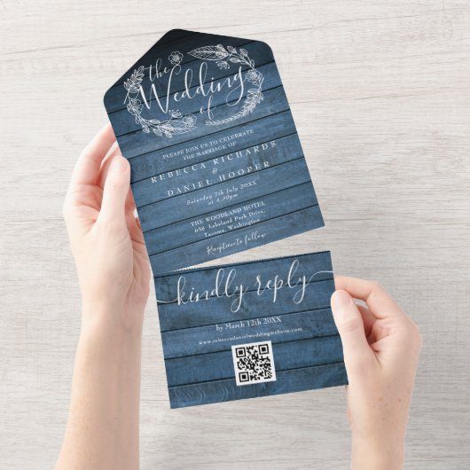 Blauw rustiek houten QR-code bloemige bruiloft All In One Uitnodiging (Afscheurbaar)