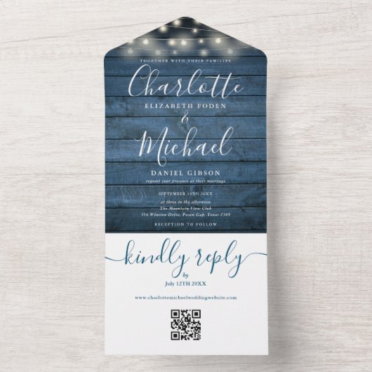 Blauw rustiek houten slingerlichten QR-code bruilo All In One Uitnodiging (Binnen)