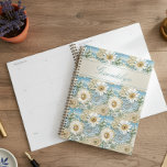 Blauw Satijn Daisy & Parels 3D Planner<br><div class="desc">Stel je de pure elegantie voor van romige witte en bleek gele satijnen madeliefjes verweven met zacht blauw satijnen taffeta, versierd met meerdere clusters van glanzende parels. De tekstvakken zijn een romige witte iriserende tint. Ons driedimensionale geborduurde meesterwerk brengt uw planner tot leven en creëert een tactiele ervaring die net...</div>