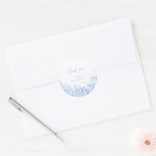 Blauw Script Elegant Botanisch Baby shower Favor Ronde Sticker (Envelop)