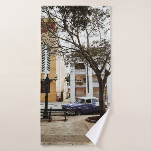 BLAUW SEDAN GEPARKEERD NAAR WITTE BOUW BADHANDDOEK (Badhanddoek)