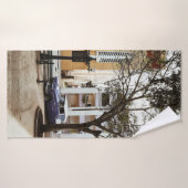 BLAUW SEDAN GEPARKEERD NAAR WITTE BOUW BADHANDDOEK (Badhanddoek)