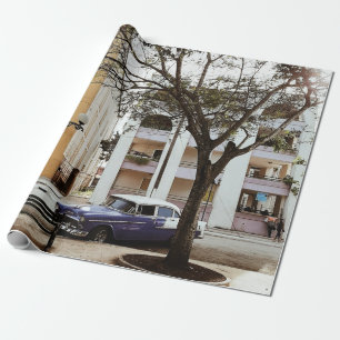 BLAUW SEDAN GEPARKEERD NAAR WITTE BOUW CADEAUPAPIER