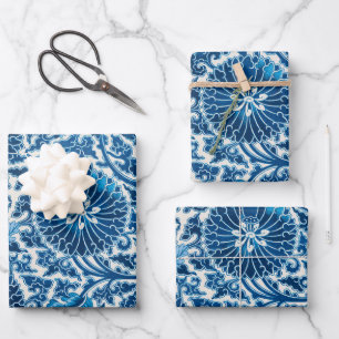 blauw sierbloempatroon inpakpapier vel