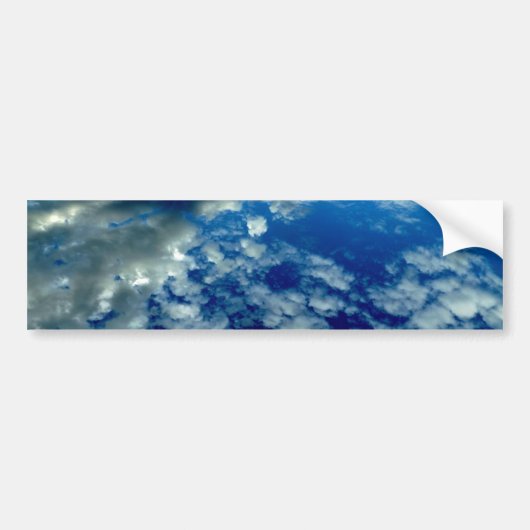 BLAUW SKY PUFFT CLOUDS RUIMTEFOTOGRAFIE WALLPAPERS BUMPERSTICKER (Voorkant)