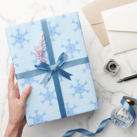 Blauw Snowflake Patroon op Bleek blauw Cadeaupapier (Geschenken)