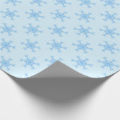 Blauw Snowflake Patroon op Bleek blauw Cadeaupapier (Hoek)