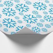 Blauw Snowflakes Winter Holiday Pattern on White Cadeaupapier (Hoek)