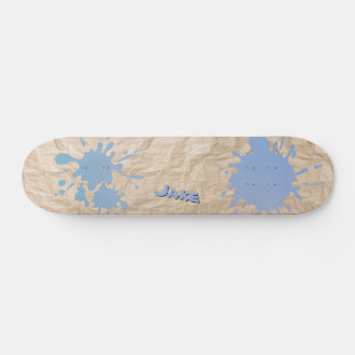 Blauw spatten op oud papier en naam persoonlijk skateboard