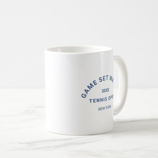 Blauw spel Set Match Crest Tennis Toernooi Koffiemok (Voorkant rechts)