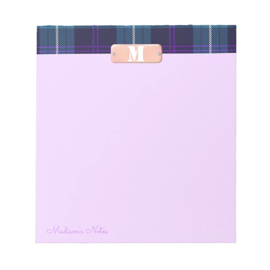 Blauw Tartan Aangepast Script Monogram Bright Lila Notitieblok (Voorkant)