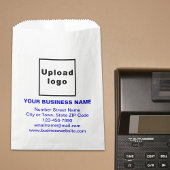 Blauw tekst bedrijfsmerk op papieren zak bedankzakje